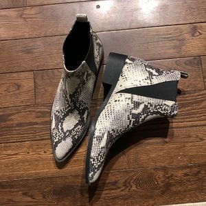 Steve Madden western style snakeskin pattern ankle boot size 10